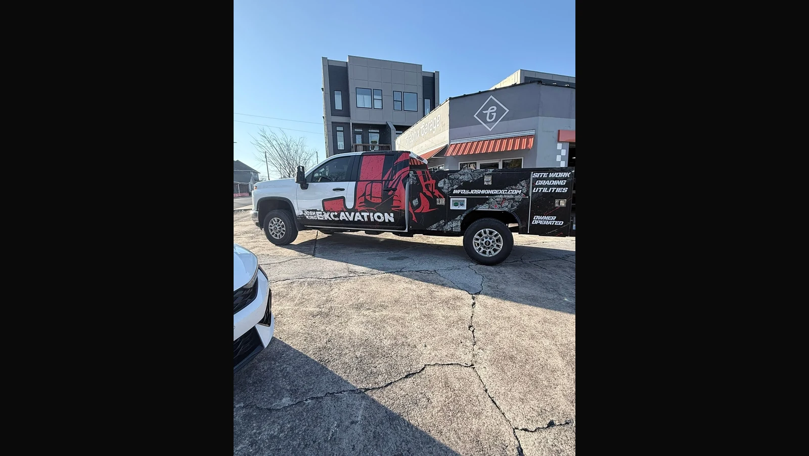 Excavation fleet service truck